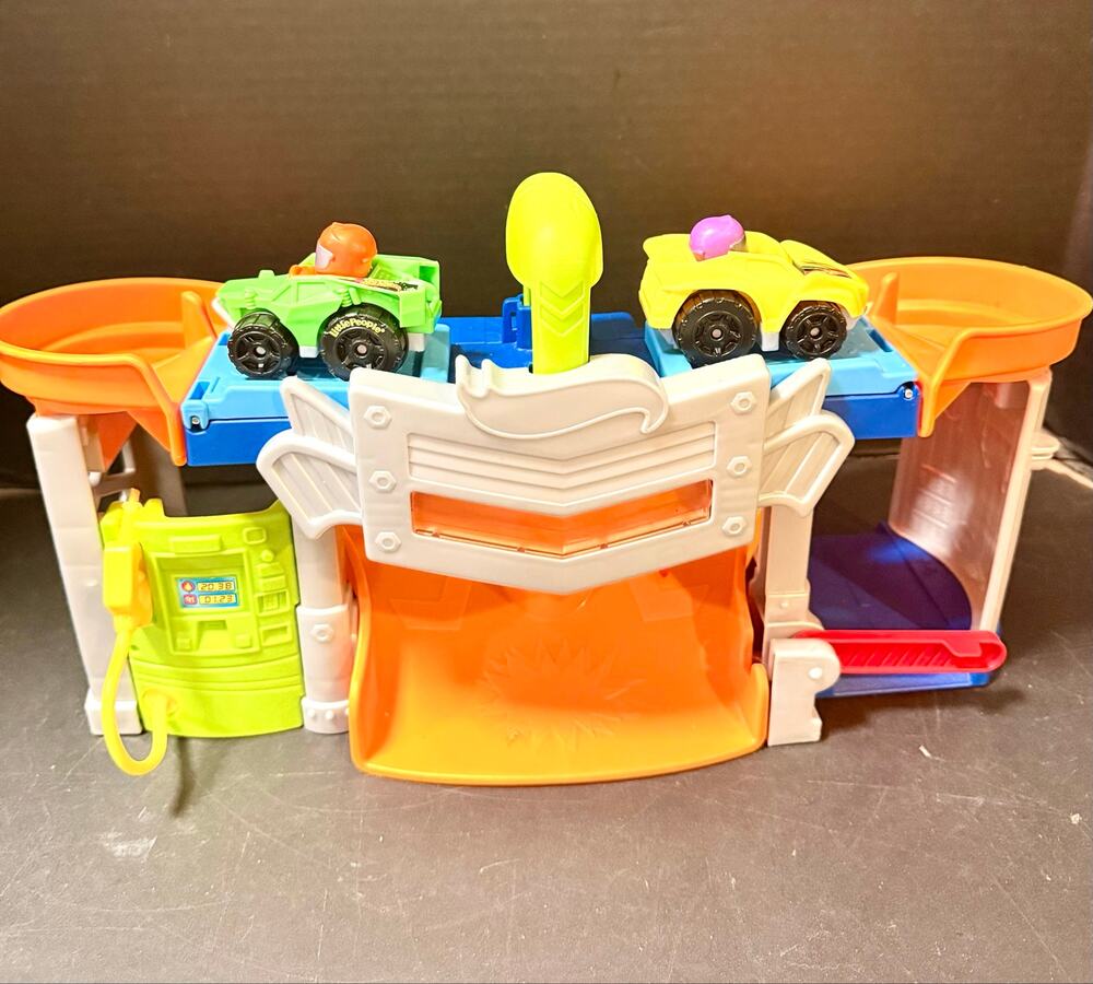 Fisher-Price Little People Hot Wheels Race & Go Trackset 2 wheelies set 2